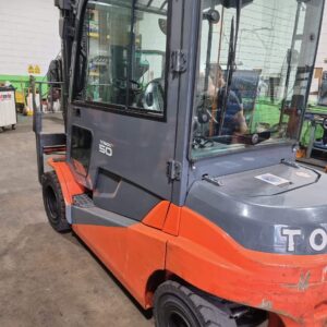 Carretilla Toyota, eléctrica, cabina cerrada, capacidad 5.000 kg